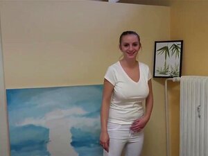 Une masseuse tchèque aux gros seins ne rechigne pas à donner des