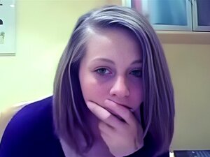 Laissez-vous séduire par le charme captivant d'une brunette timide et