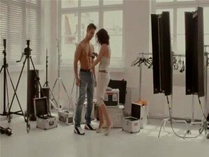 Baise artistique avec des gros seins dans les coulisses