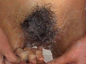 Une bimbo japonaise se fait baiser durement dans la salle de bain