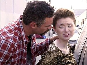 Une mignonne aux cheveux courts pâles se fait baiser par un mec plus