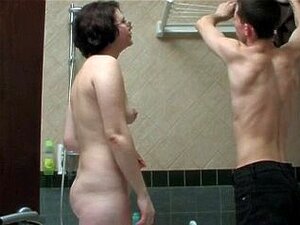 Maman et garçon sous la douche