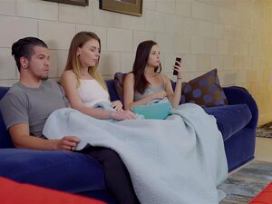 Le copain sans le pénis permet à son pote épicé de baiser sa