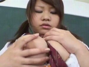 Bombe japonaise chaude reçoit une éjaculation sur ses seins non