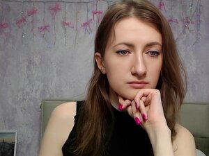 Brune amateur avec des épaules nues sur webcam