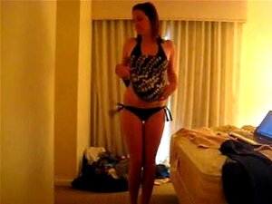 Femme amateur partageant une danse de strip-tease géniale avec ses
