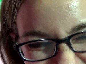 Une salope porno reçoit une éjaculation. Une salope porno reçoit un