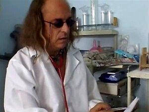 Une mignonne patiente se fait baiser par le vieux docteur Otto