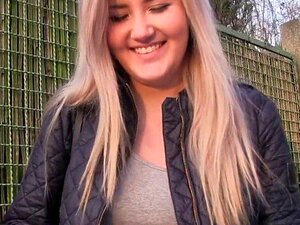Un agent public baise une belle blonde avec son beau cul. Un agent
