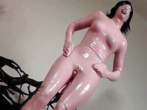 Une fille en latex devient folle en se frottant le corps