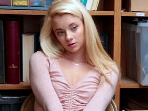 Petite mignonne adore se faire pilonner. Écartant ses jambes, elle