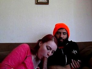 Jeune femme amateur prend une énorme bite en cam