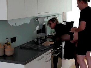 Mamie allemande se rasant la chatte
