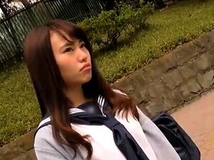 Asiatique solo se masturbant avec un jouet anal