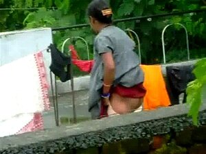 Une tante desi change de culotte