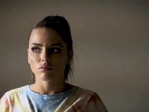 Adriana se soumet à deux grosses bites qui la pilonnent. L'officier