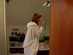 La maigre rousse allemande Anny Aurora baise le réparateur