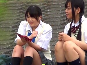 Les petites orientales giclent de l'urine pendant que les voyeurs