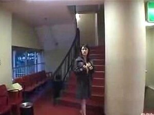 Femme japonaise qui le découvre dans un cinéma