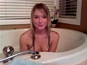Une mignonne majeure acquiert Nasty dans la baignoire. Une jeune et