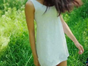 Petite modèle russe Cira Nerri strip-tease solo pour Playboy et