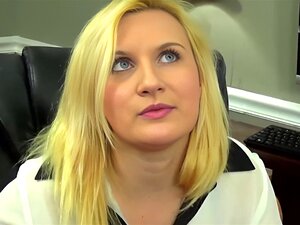 Secrétaire sensuelle comble les désirs de son patron exigeant avec