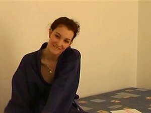 CASTING - Martina de 18 ans montre sa chatte mouillée !, La jolie