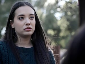 La mignonne de dix-huit ans Gia Paige perd sa virginité avec son