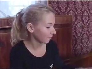 Une mignonne étudiante se fait baiser brutalement !