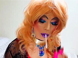 Sissy niclo se maquille sexy en fumant 3