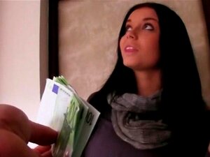 Une jolie nana tchèque prend de l'argent pour une bonne session de