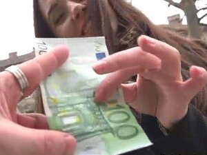 Percer une nana européenne fauchée pour de l'argent, cette nana sexy