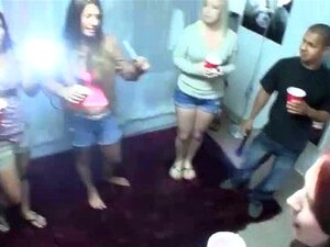 Des mignonnes de fac font la fête dans une chambre de dortoir, se