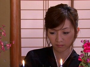 Jouet de chatte asiatique pervers. Une douce asiatique reçoit des