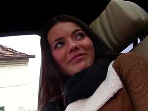 Une jolie auto-stoppeuse a un beau cul