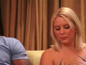 Une bande de couples coquins profitent d'une fête échangiste sauvage