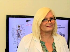 Un docteur mature se fait baiser le cul au bureau