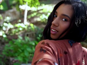 Belle-belle-mère noire aux gros bazookas chauds, j'aimerais baiser