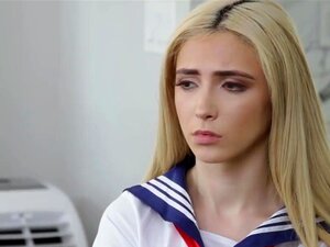 Petite coquine en uniforme baise