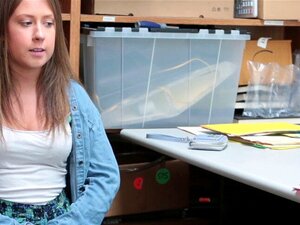 Une mignonne voleuse reçoit une éjac faciale. La mignonne voleuse se