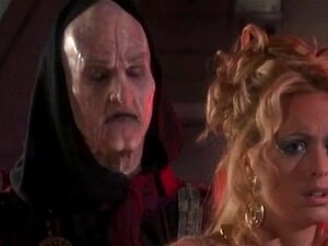 La salope de l'espace Stormy baisée dans Spacenuts, la parodie XXX