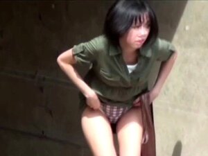 Salope asiatique pisse dans un parc. Salope asiatique bizarre pissant