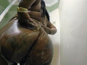 grosse chatte BBW twerke et éjacule sous la douche
