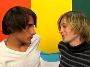 Vidéo porno gay mignonne. La collègue ultra-mignonne tatouée et