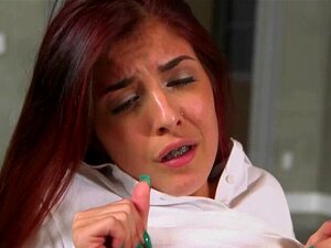 La belle-mère lesbienne chaude adore une jolie chatte. La belle-mère