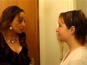 Laissez-vous emporter par la rencontre passionnée de deux belles