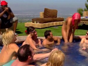 La mignonne aux cheveux roses se fait bouffer la chatte serrée et