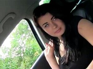 La mignonne aux gros seins Anna se fait clouer en public