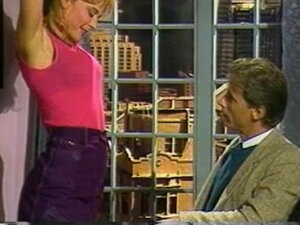 La secrétaire blonde sexy adore chevaucher la grosse bite de son