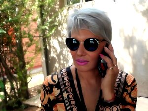 JE TE BAISE LE TROU DU CUL PENDANT QUE MA FEMME BOSSE DUR